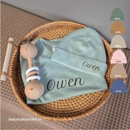 Rompertje en Babymutsje met rammelaar