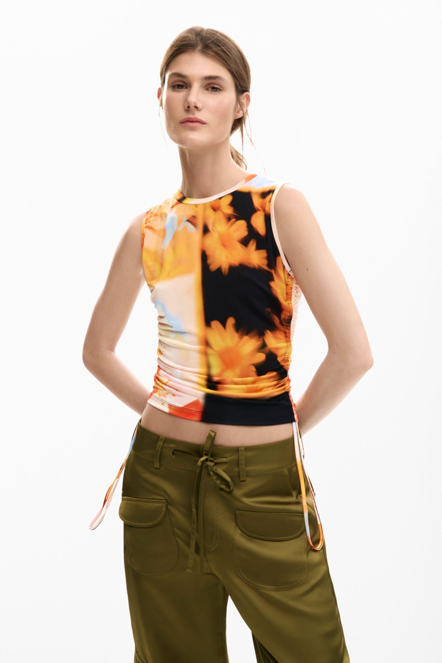 Arty bloemen t-shirt - MATERIAL FINISHES - M
